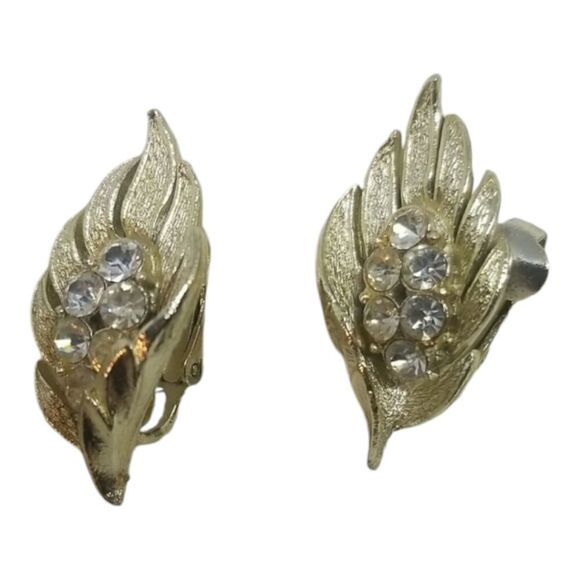 Coro Clip Earrings Rhinestone Center Gold Tone Leaf Clip Earrings Vintage - Picture 1 of 9
